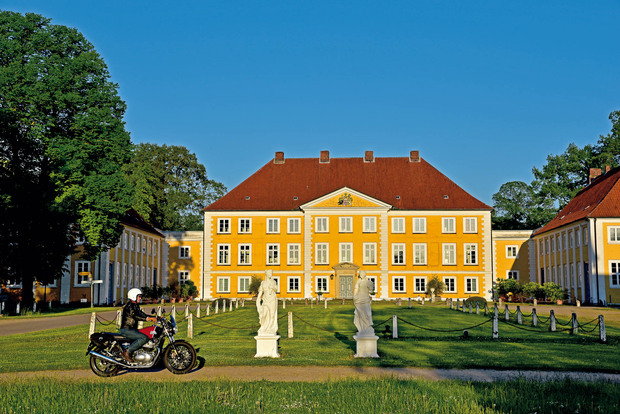 Mit dem Motorrad vor Schloss Wotersen in Schleswig-Holstein